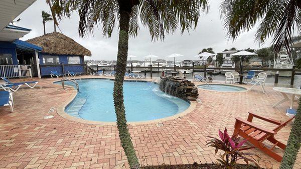 Outdoor Bar, Pool and Jacuzzi!