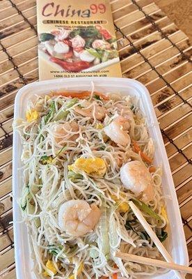 My favorite! (*‿*) Shrimp, veggies, eggs and thin rice noodles. Highly recommend #ShrimpMeiFun @ #China99-Old St Augustine Rd.