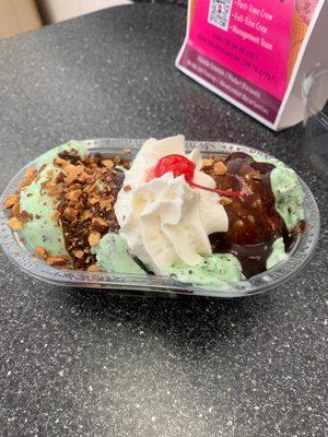 Almond cookie sundae with mint chocolate chip ice cream