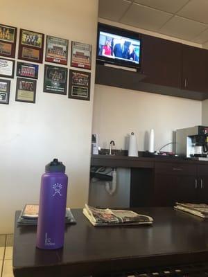 TV in the waiting area. Comfy couch to chill. Fresh coffee. Kind staff.