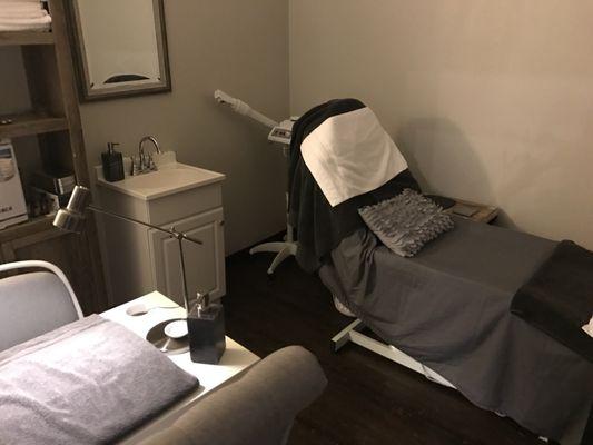 Facial bed and waterless pedicure