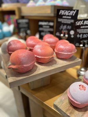 'Peachy' bath bomb