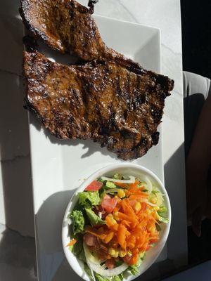 Carne asada con ensalada