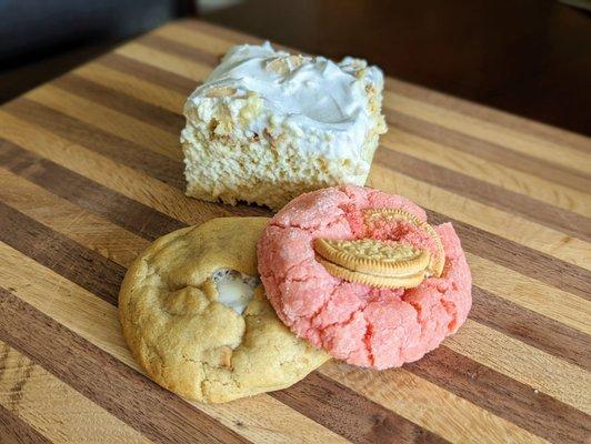 Tres Leches, Butterscotch Cookie, Strawberry Oreo Cookie | Instagram: @telephonesmoothie