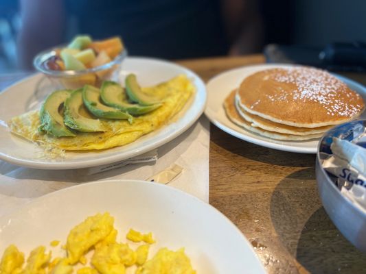 Bacodo omelette w/pancakes & fruit