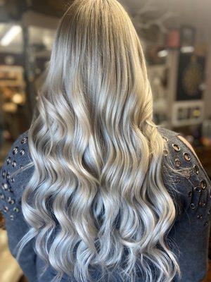 Who doesn't love a gorgeous blonde? Finish with Bellami braidless sewin hair extensions for the win!