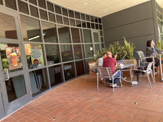 Comfortable outdoor patio. Burritos, salad bowls are great. Many other selections.