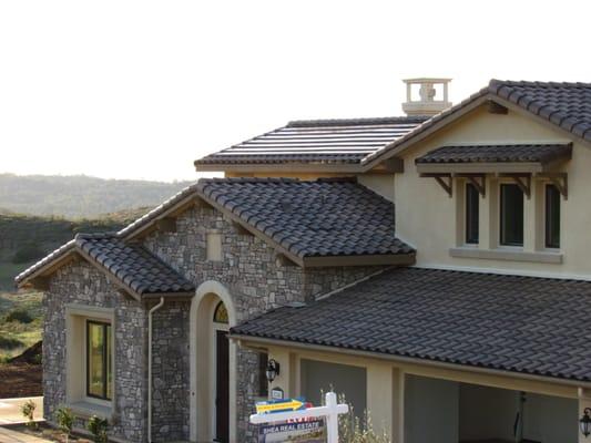 A brand new roofing and solar system in Del Sur.