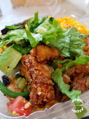 Fried chicken with cheese mac and salad