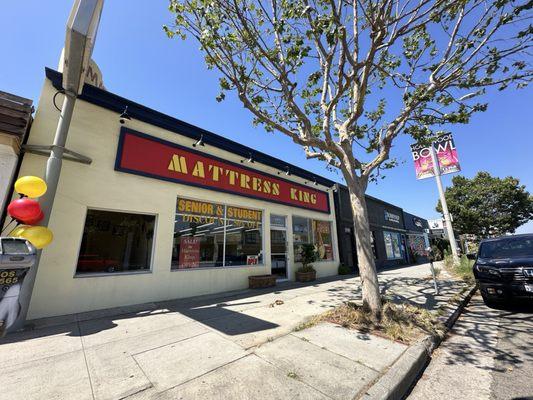 Mattress King on Pico in Los Angeles