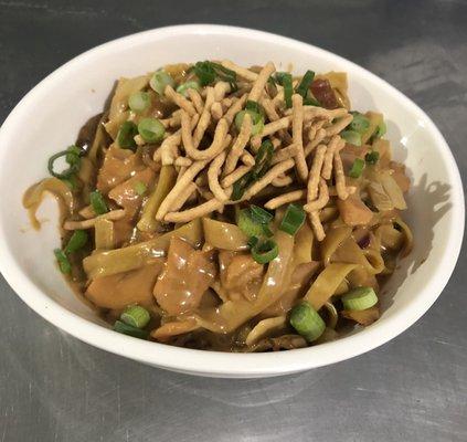 Creamy orange Asian sauce with smoked salmon and fettuccine noodles. Garnished with lo mein and green onion