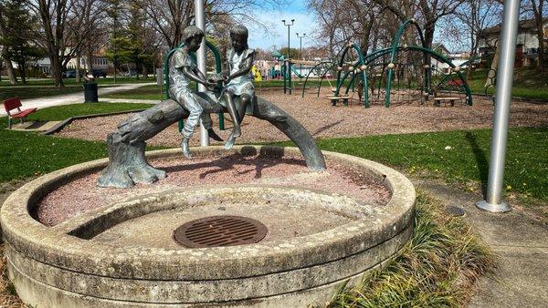 Nice little fountain with the playground in the background.