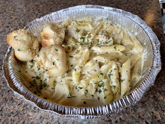 01.04.23 Alfredo Ziti Pasta w/ chicken and garlic knots