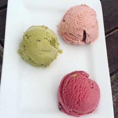 Ice cream trio! Kiwi/avocado ... Roasted strawberry balsamic ... Beet/goat cheese/pistachio