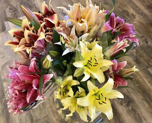 Lilies in so many colors! Fantastic :)