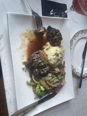 Sirloin Tips with mashed potatoes and seasonal veggies