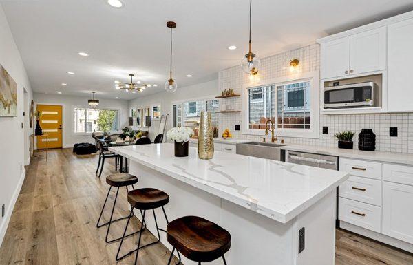 M25 Aspen White cabinets with CT-707 Palazzo countertop