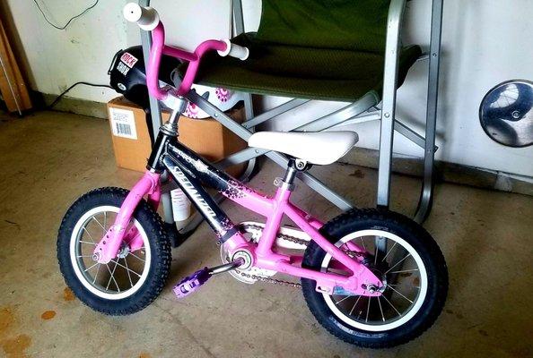 7+ year old girls used bike. With a bit of elbow grease, parts and a wash. It looks like new.