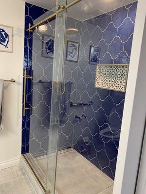 The mew bathroom with glass