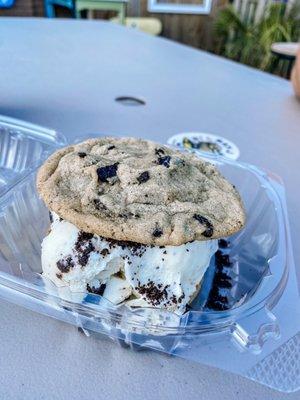 Cookies and cream ice cream with cookies and cream cookies