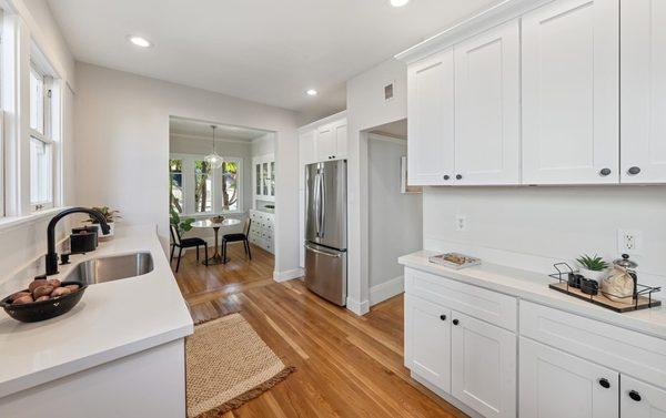 M25 Aspen White cabinets with CT-723 Ultra White countertop