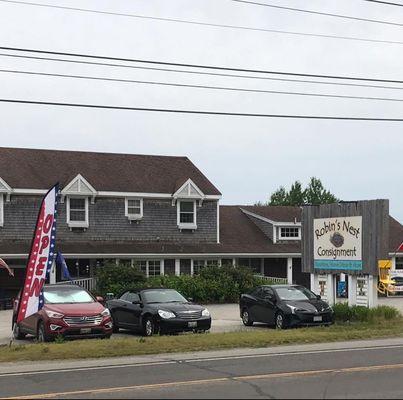 Outside view of Robin's Nest Consignment