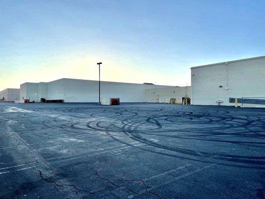 The lack of surveillance and/or parking patrols have left the loading docks behind the Albertsons open to ILLEGAL VEHICLE SIDESHOWS/RACES.