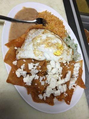 Chilaquiles rojos con huevo