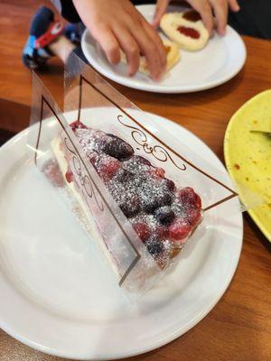 Italian berry cake