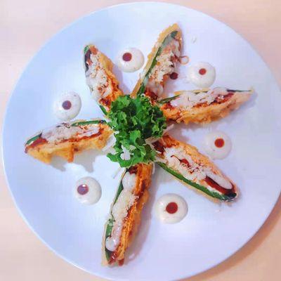 Zesty Tuna App(Deep fried jalapeno w.spicy tuna,cream cheese,served eel sauce and white sauce)