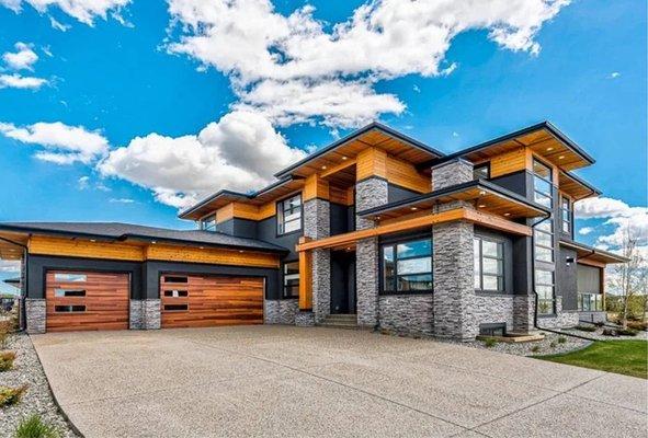 Planks
If you like the look of wooden garage doors but don't want the maintenance, a wood-look garage door could be the perfect match!