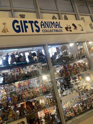 Pike place market Gifts and animal collectibles ruined by an asshole owner