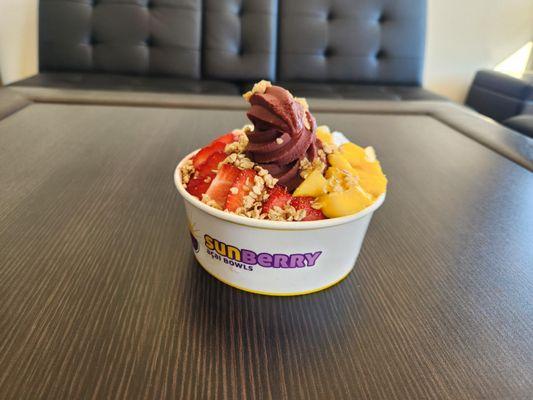 Sunberry Acai Tropical Bowl. vegan, healthy, fresh, delicious.