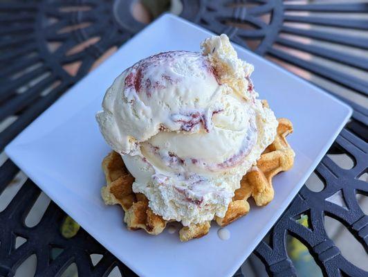 White Chocolate Raspberry Ice Cream on a Waffle | Instagram: @telephonesmoothie