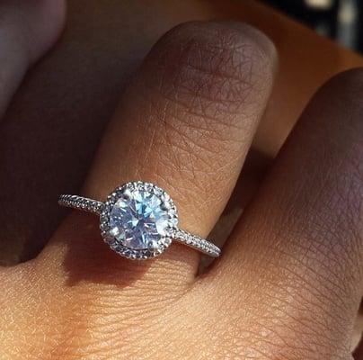 Fall in love with handcrafted Ritani engagement rings. Each one possesses a unique sparkle.