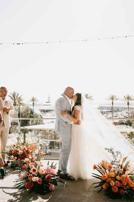 Outdoor Contemporary Tropical Wedding Ceremony | @thetimeswehave