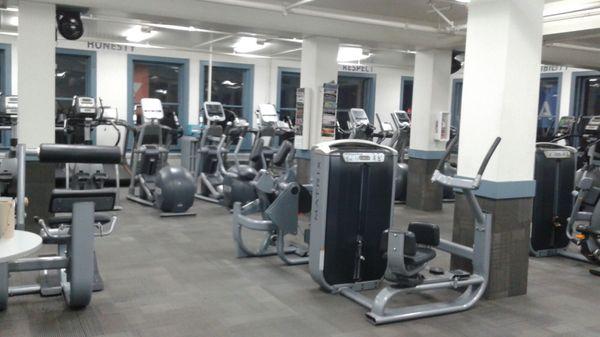 This gym truly is the color of a black and white movie.