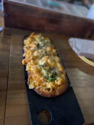 Buffalo Mac n cheese flatbread