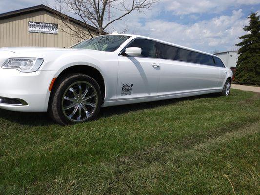 Safe and Reliable' s newest limo "Flo-Rida" 2017 Chrysler 300