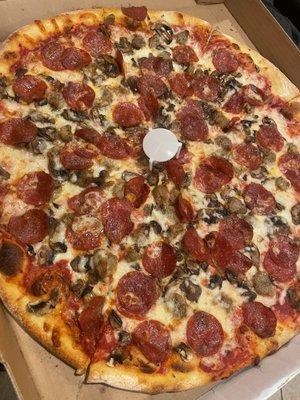 X-Large 18" Traditional New York Pepperoni Pizza (Add Mushroom & Sausage)