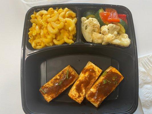 Greasy Mac n cheese, terrible bbq tofu, with a side of no flavor, greasy veg. What a fail.