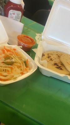 PUPUSAS EXCELENTES Y Salsa bien RICA!