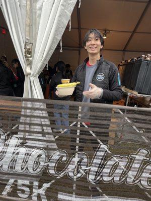 A volunteer that served us yummy treats post run