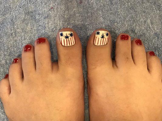 Holiday toes nails design