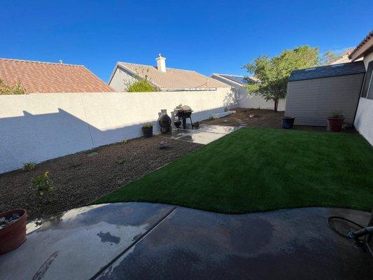 A stunning mix of Arizona gravel and artificial turf beautifully enhances this yard, delivering an amazing aesthetic.