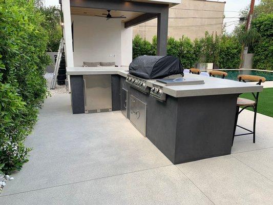 Introducing a fresh installation of beautiful, brand-new outdoor kitchen