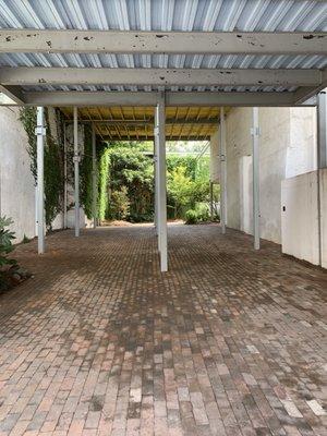 Covered area leasing into the atrium