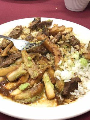 Lomo saltado con un pedazo de vidrio