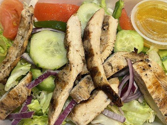 Small Garden salad with grilled chicken and house dressing