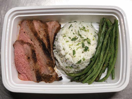 Dry Rub Tri-tip with Cilantro lime rice and garlic green beans